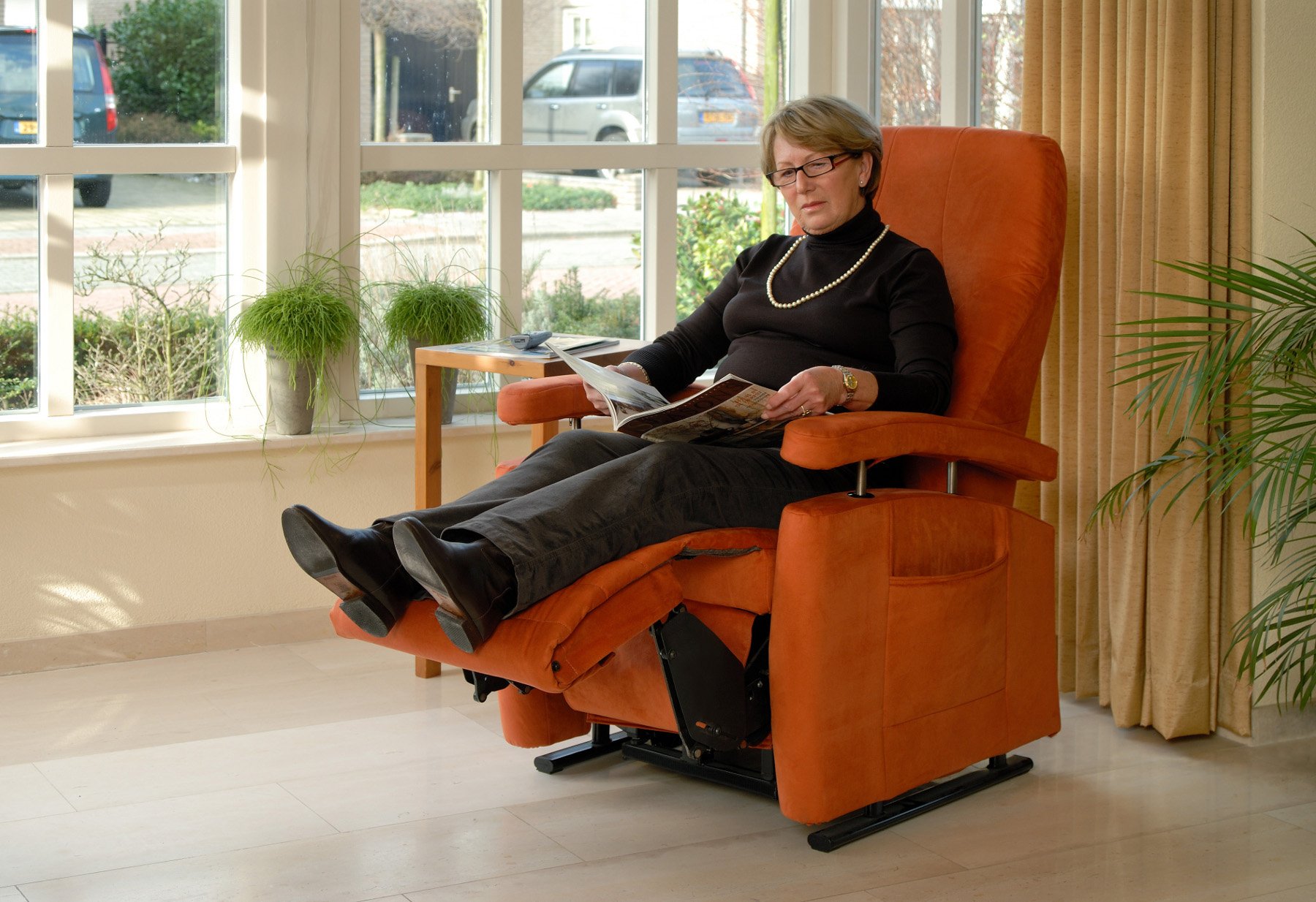 570 in relaxstand met vrouw in kamer verzendformaat